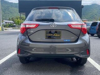 2018 Toyota Vitz III (XP130) Рестайлинг, серый, 990000 рублей, вид 5