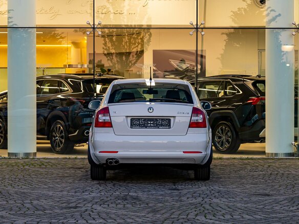 2011 Skoda Octavia DSG7 II (A5) Рестайлинг, белый - вид 4