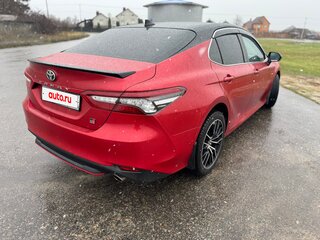2021 Toyota Camry VIII (XV70) Рестайлинг, красный, 3570000 рублей, вид 3