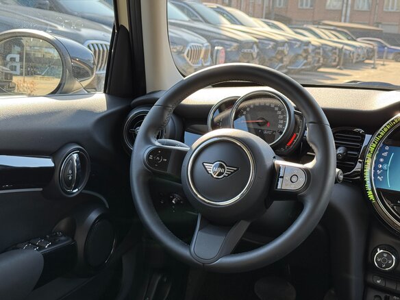 2023 Mini Hatch Cooper III (F55/F56) Рестайлинг 2, чёрный, 2310000 рублей - вид 14