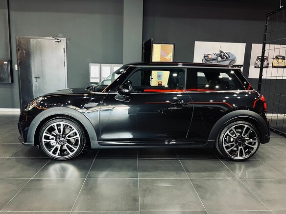 2023 Mini Hatch Cooper S III (F55/F56) Рестайлинг 2, чёрный - вид 1