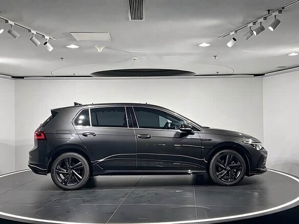 2022 Volkswagen Golf VIII, чёрный, 1970000 рублей - вид 4