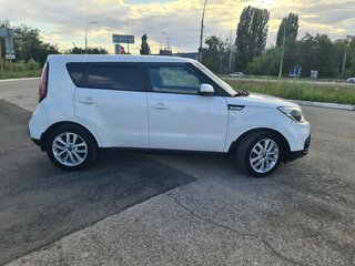 2017 Kia Soul II Рестайлинг, белый, 1250000 рублей, вид 4