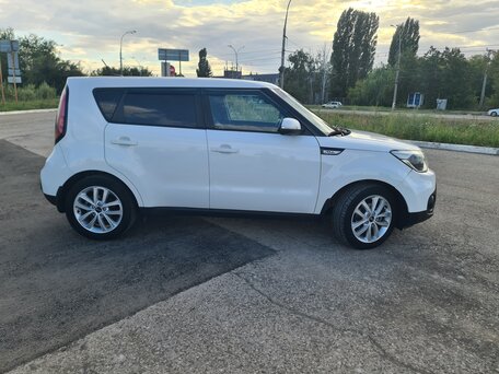 2017 Kia Soul II Рестайлинг, белый, 1250000 рублей, вид 4