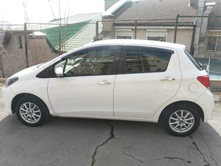 2016 Toyota Vitz III (XP130) Рестайлинг, белый, 680000 рублей, вид 4