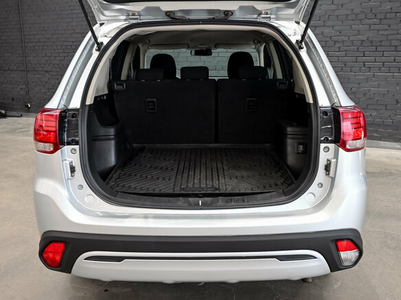 2019 Mitsubishi Outlander III Рестайлинг 3, серебристый, 2050000 рублей - вид 6