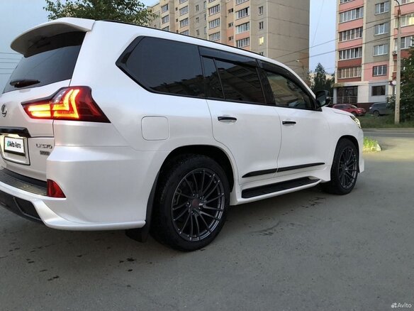 2017 Lexus LX 570 III Рестайлинг 2, белый, 7650000 рублей - вид 2