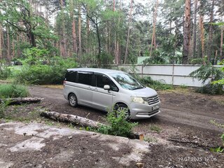 2012 Honda Stepwgn IV Рестайлинг, серебристый, 1700000 рублей, вид 3
