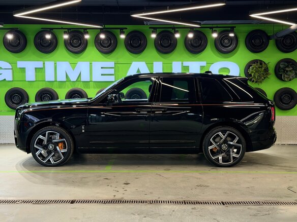 2025 Rolls-Royce Cullinan Black Badge I Рестайлинг (Series II), чёрный, 67900000 рублей - вид 4
