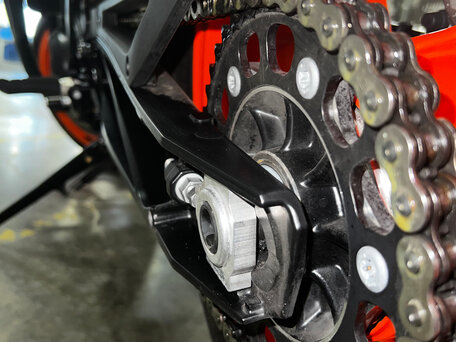 2023 KTM 890 Duke R, оранжевый, 990000 рублей, вид 5