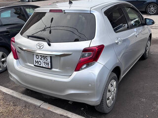 2016 Toyota Vitz III (XP130) Рестайлинг, серебристый, 1000000 рублей, вид 4