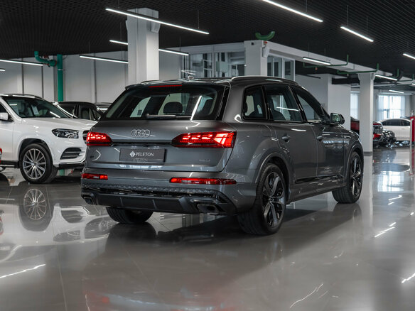 2026 Audi Q7 50 TDI II (4M) Рестайлинг 2, серый, 14670000 рублей - вид 3