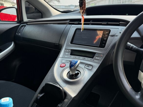 2014 Toyota Prius III Рестайлинг (XW30), серебристый, 1100000 рублей - вид 15