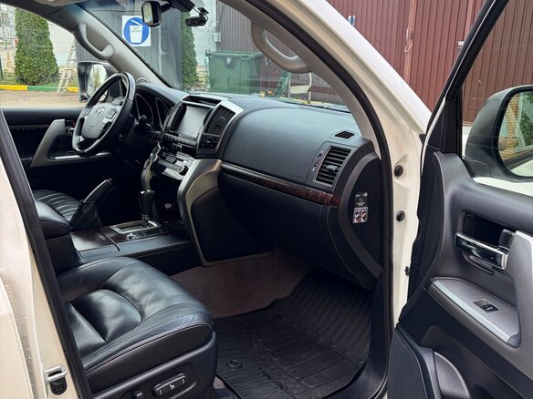 2012 Toyota Land Cruiser 200 Series Рестайлинг 1, белый - вид 9