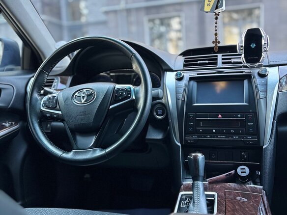 2017 Toyota Camry VII (XV50) Рестайлинг, белый, 2050000 рублей - вид 12