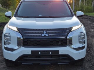 2023 Mitsubishi Outlander IV, белый, 3950000 рублей, вид 5