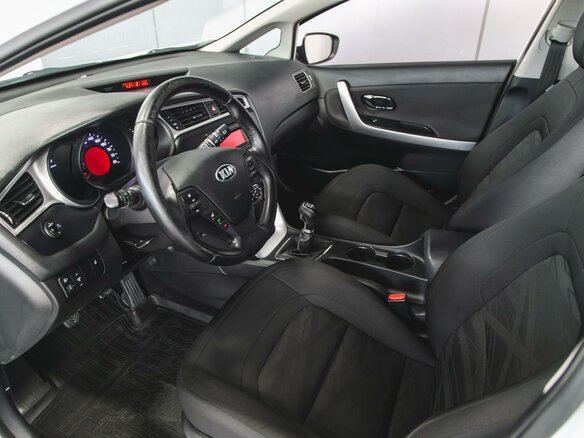 2017 Kia Ceed II Рестайлинг, белый, 1265000 рублей - вид 8