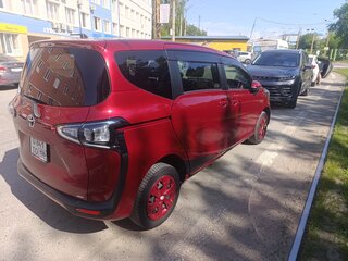 2021 Toyota Sienta II Рестайлинг, красный, 1687000 рублей, вид 2
