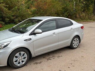 2017 Kia Rio III Рестайлинг, серебристый, 999000 рублей, вид 4