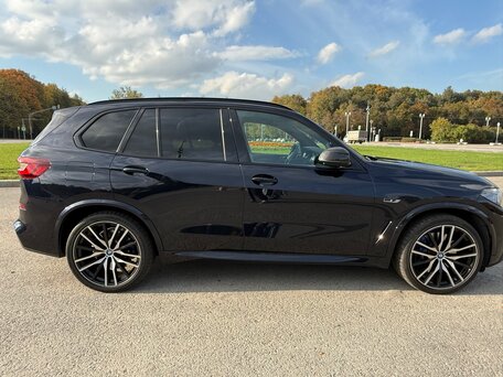 2022 BMW X5 45e IV (G05/G18), чёрный, 8880000 рублей, вид 4