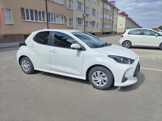 2021 Toyota Yaris IV, белый, 1200000 рублей, вид 4