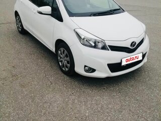 2013 Toyota Vitz III (XP130), белый, 770000 рублей, вид 3