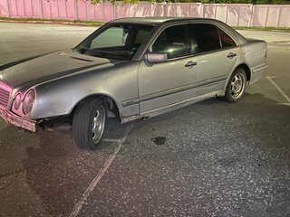 1997 Mercedes-Benz E-Класс 230 II (W210, S210), серебристый, 150000 рублей, вид 3