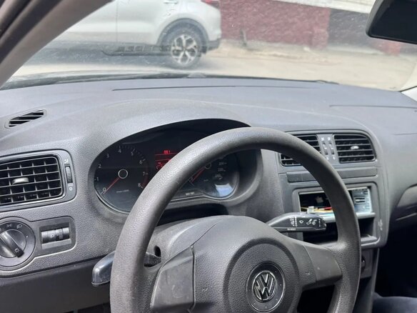 2014 Volkswagen Polo V, чёрный, 850000 рублей - вид 6