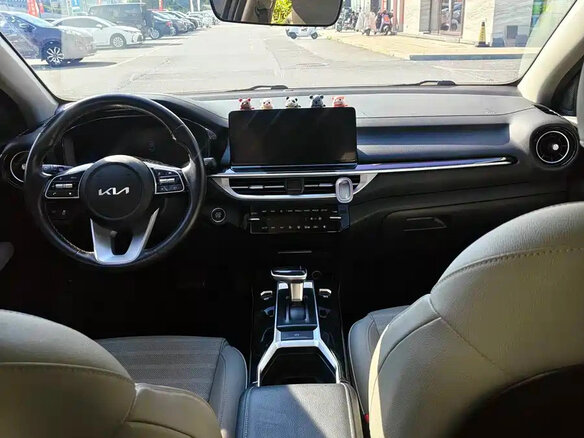 2023 Kia K3 II (China Market) Рестайлинг, белый - вид 7