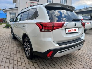 2019 Mitsubishi Outlander III Рестайлинг 3, белый, 2530000 рублей, вид 4