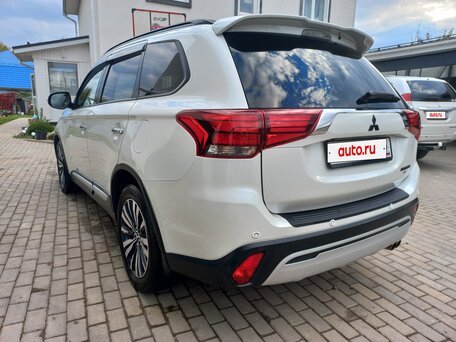 2019 Mitsubishi Outlander III Рестайлинг 3, белый, 2530000 рублей, вид 4