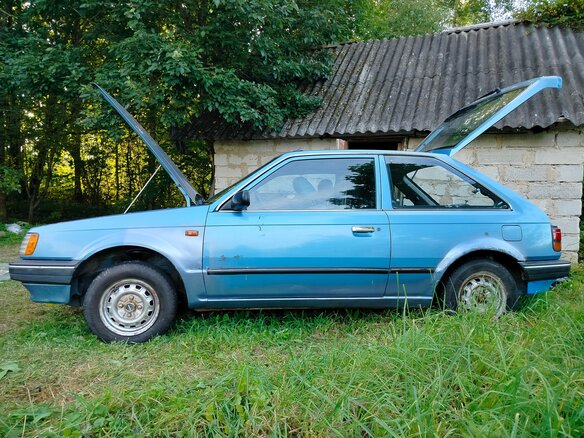 1987 Mazda 323 III (BF), синий - вид 4