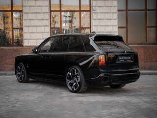 2026 Rolls-Royce Cullinan Black Badge I Рестайлинг (Series II), чёрный, 72500000 рублей, вид 5