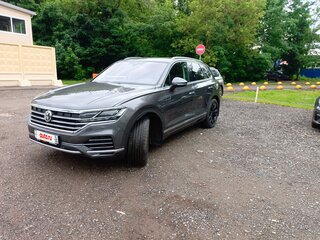 2019 Volkswagen Touareg III, серый, 4850000 рублей, вид 1