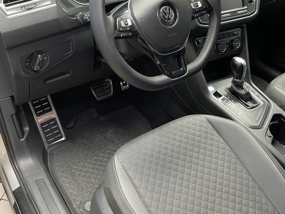 2017 Volkswagen Tiguan II, серый, 2099000 рублей - вид 6