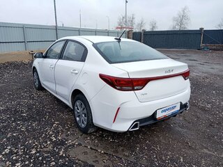 2021 Kia Rio IV Рестайлинг, белый, 1173850 рублей, вид 4