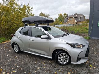 2021 Toyota Yaris IV, серебристый, 1100000 рублей, вид 2