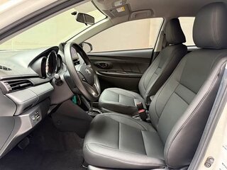 2022 Toyota Yaris IV, белый, 1450000 рублей, вид 4