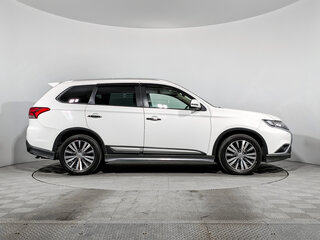 2019 Mitsubishi Outlander III Рестайлинг 3, белый, 2210000 рублей, вид 4