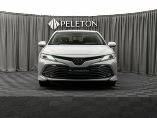 2019 Toyota Camry VIII (XV70), белый, 2840000 рублей, вид 3