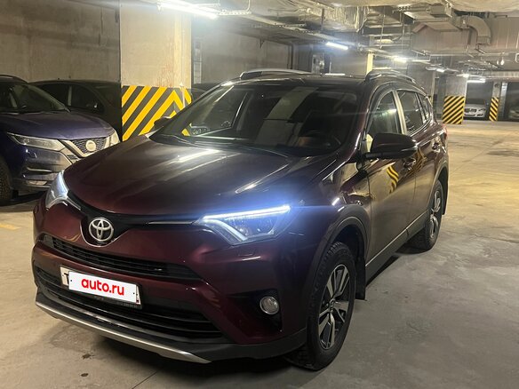 2017 Toyota RAV4 IV (XA40) Рестайлинг, красный, 2300000 рублей - вид 3