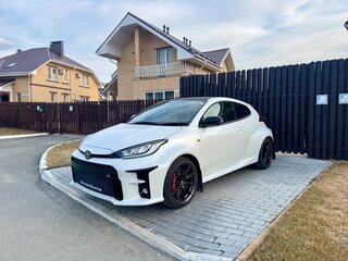 2021 Toyota Yaris IV, белый, 3500000 рублей, вид 5
