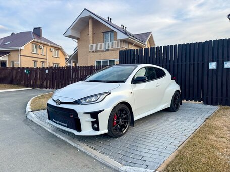 2021 Toyota Yaris IV, белый, 3500000 рублей, вид 5