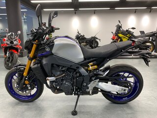 2023 Yamaha MT-09 (FZ-09), серебристый, 1113000 рублей, вид 2