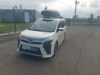 2018 Toyota Voxy III (R80) Рестайлинг, белый, 2229000 рублей, вид 2