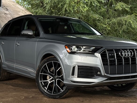 2022 Audi Q7 45 TFSI II (4M) Рестайлинг, серебристый, 5800000 рублей - вид 3