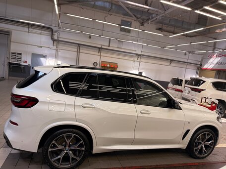 2022 BMW X5 30d IV (G05/G18), белый, 8900000 рублей, вид 4