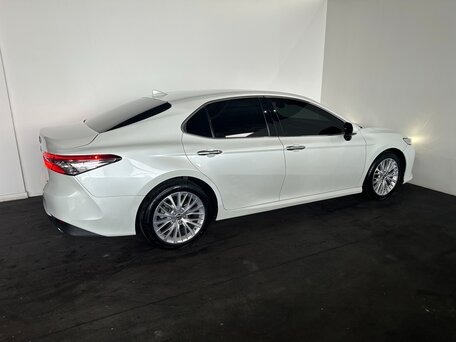 2019 Toyota Camry VIII (XV70), белый, 2540000 рублей, вид 4