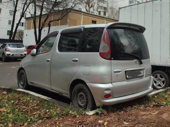 1999 Toyota FunCargo, серебристый, 300000 рублей - вид 2