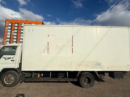 1998 Toyota Dyna, белый, 1050000 рублей, вид 2